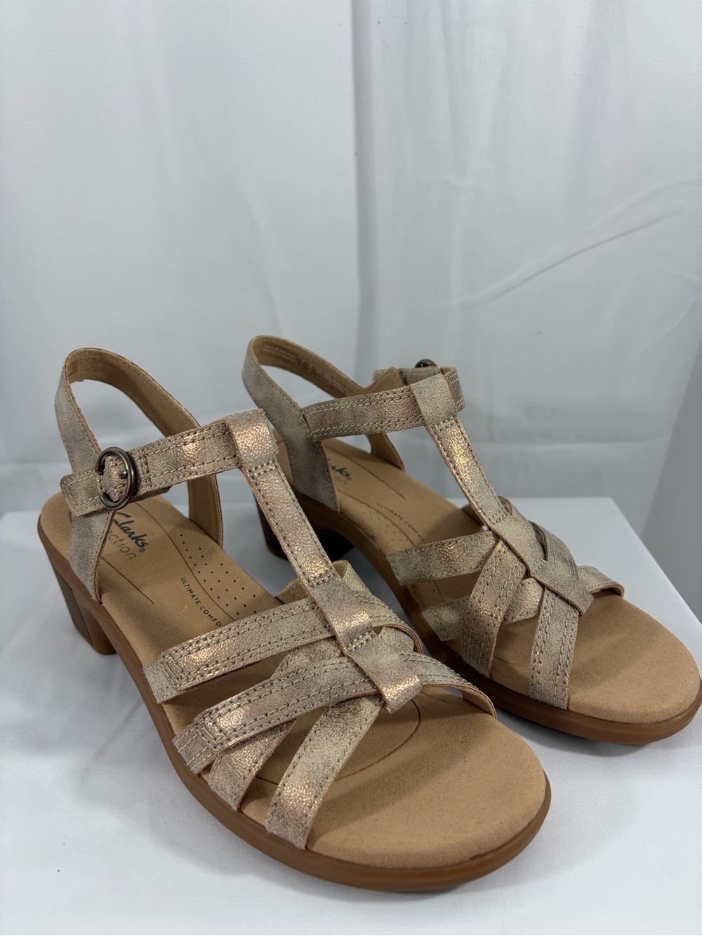 NWT Clarks Women's Size 8.5 Metallic Tan Strappy Sandal